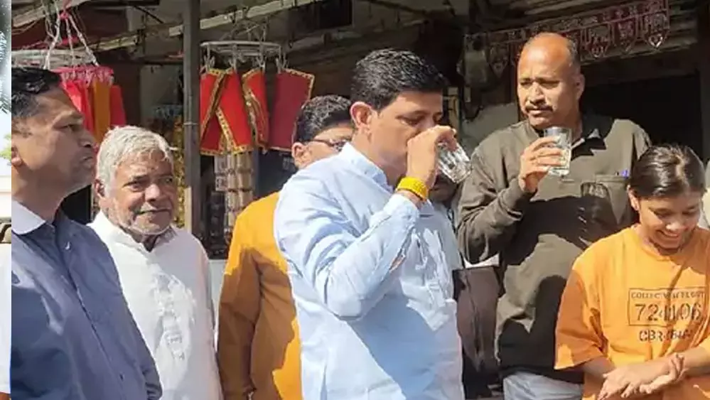 Indore: मेयर-पार्षद ने पिया नल का पानी, जनता को दिया संदेश Indore: मेयर-पार्षद ने पिया नल का पानी, जनता को दिया संदेश
