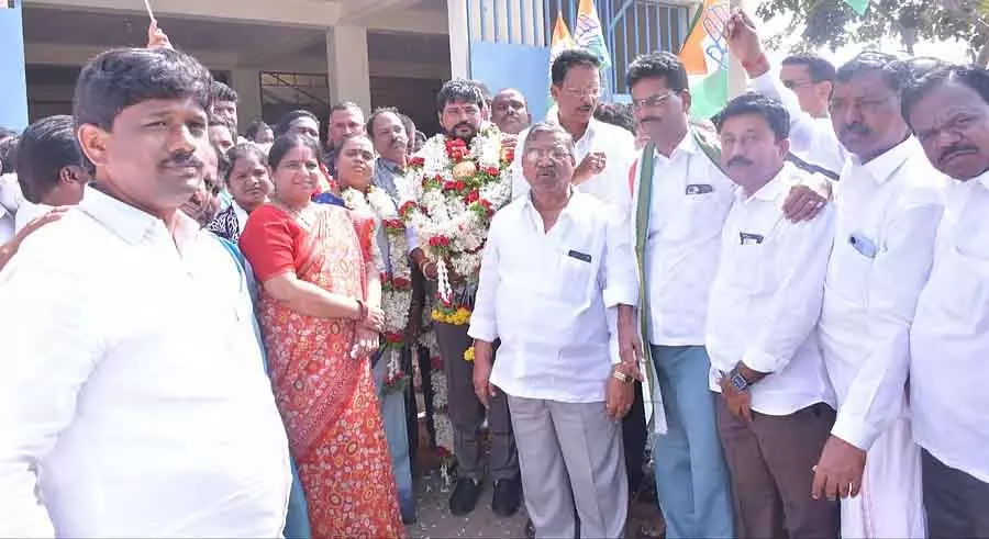 Sandur : सूर्यनारायण कुरेकुप्पा नगर पालिका अध्यक्ष चुने गए Sandur : सूर्यनारायण कुरेकुप्पा नगर पालिका अध्यक्ष चुने गए