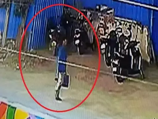 13 लाख की चोरी, रायपुर में कारोबारियों से उठाईगिरी के आरोपी गिरफ्तार 13 लाख की चोरी, रायपुर में कारोबारियों से उठाईगिरी के आरोपी गिरफ्तार