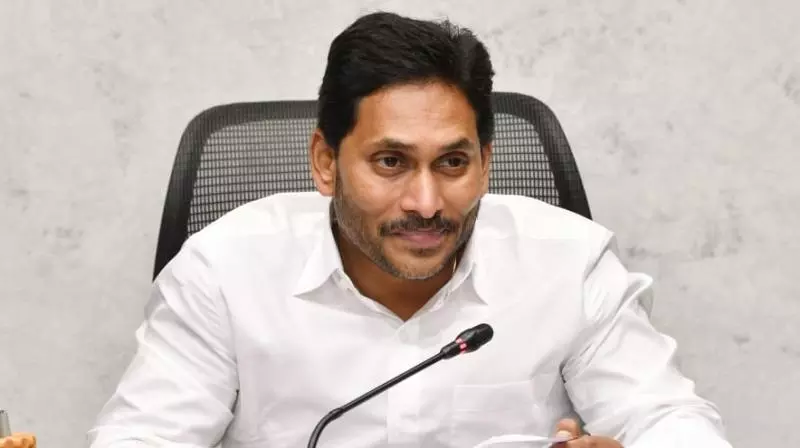 जगन ने YSRC कार्यकर्ता की हत्या पर मुख्यमंत्री की आलोचना की जगन ने YSRC कार्यकर्ता की हत्या पर मुख्यमंत्री की आलोचना की