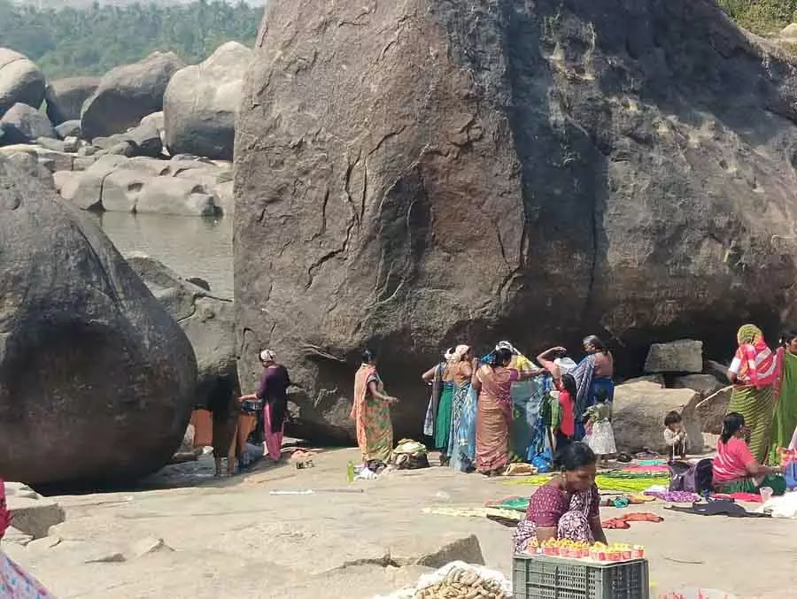 Karnataka : हज़ारों भक्तों ने हम्पी में पवित्र डुबकी लगाई Karnataka : हज़ारों भक्तों ने हम्पी में पवित्र डुबकी लगाई