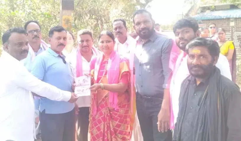 हरिप्रिया नायक ने वादा किया कि अगर BRS जीतती है तो इल्लेन्दु नगर पालिका पर गुलाबी झंडा लहराया जाएगा हरिप्रिया नायक ने वादा किया कि अगर BRS जीतती है तो इल्लेन्दु नगर पालिका पर गुलाबी झंडा लहराया जाएगा