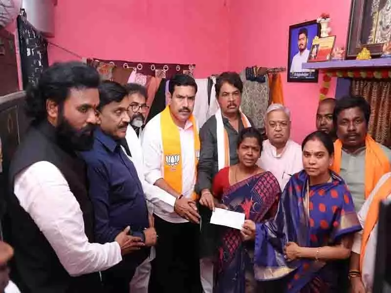 बेल्लारी: मारे गए कांग्रेस कार्यकर्ता के घर पहुंचा BJP प्रतिनिधिमंडल बेल्लारी: मारे गए कांग्रेस कार्यकर्ता के घर पहुंचा BJP प्रतिनिधिमंडल