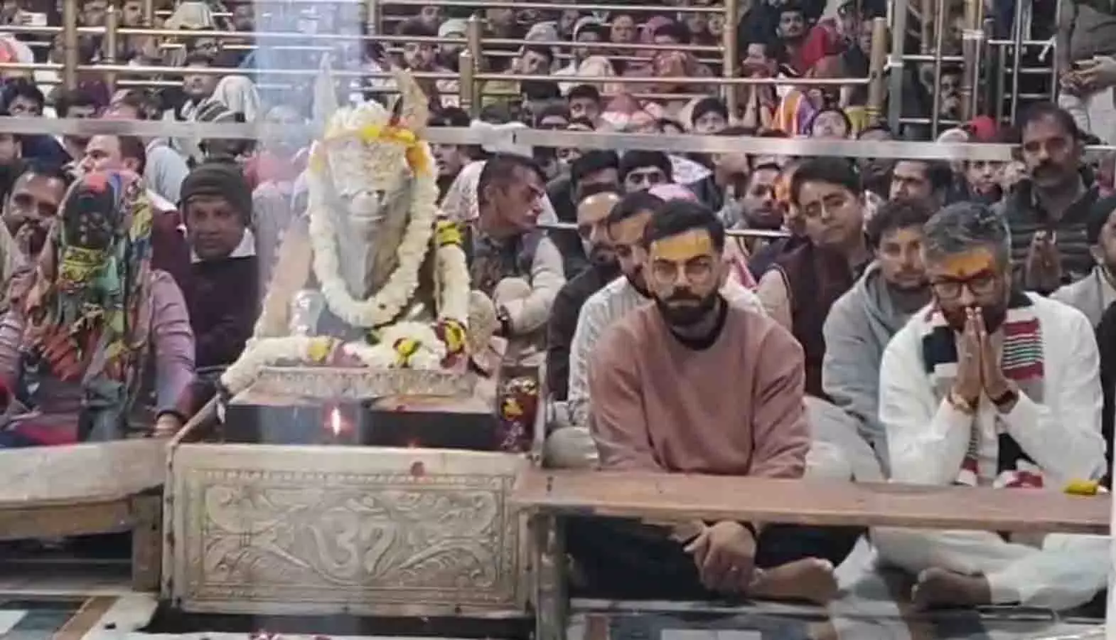 Kohli-कलदीप ने महाकालेश्वर मंदिर में दी दर्शन की खास मौका Kohli-कलदीप ने महाकालेश्वर मंदिर में दी दर्शन की खास मौका