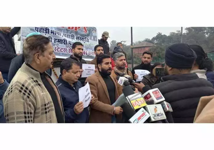 POJK के पहाड़ी डीपी ने एसटी का दर्जा और राजनीतिक प्रतिनिधित्व की मांग की POJK के पहाड़ी डीपी ने एसटी का दर्जा और राजनीतिक प्रतिनिधित्व की मांग की