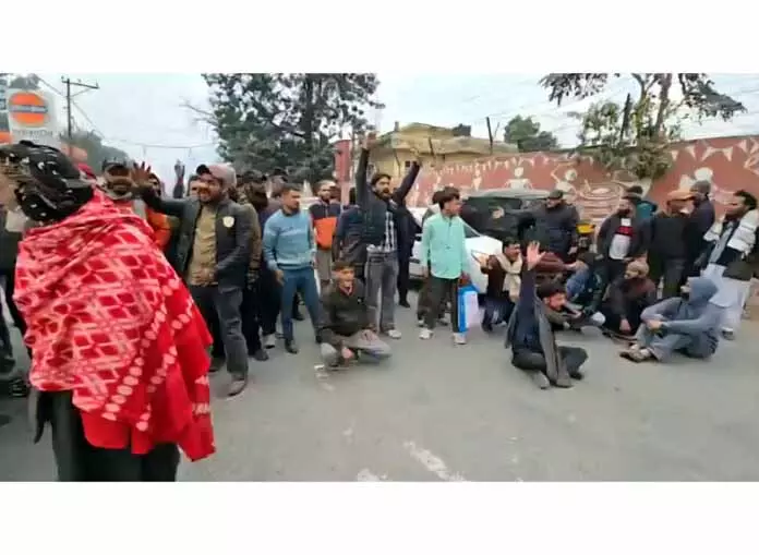 REASI: सरकारी आदेश के खिलाफ ट्रांसपोर्टरों की हड़ताल से पब्लिक ट्रांसपोर्ट प्रभावित REASI: सरकारी आदेश के खिलाफ ट्रांसपोर्टरों की हड़ताल से पब्लिक ट्रांसपोर्ट प्रभावित