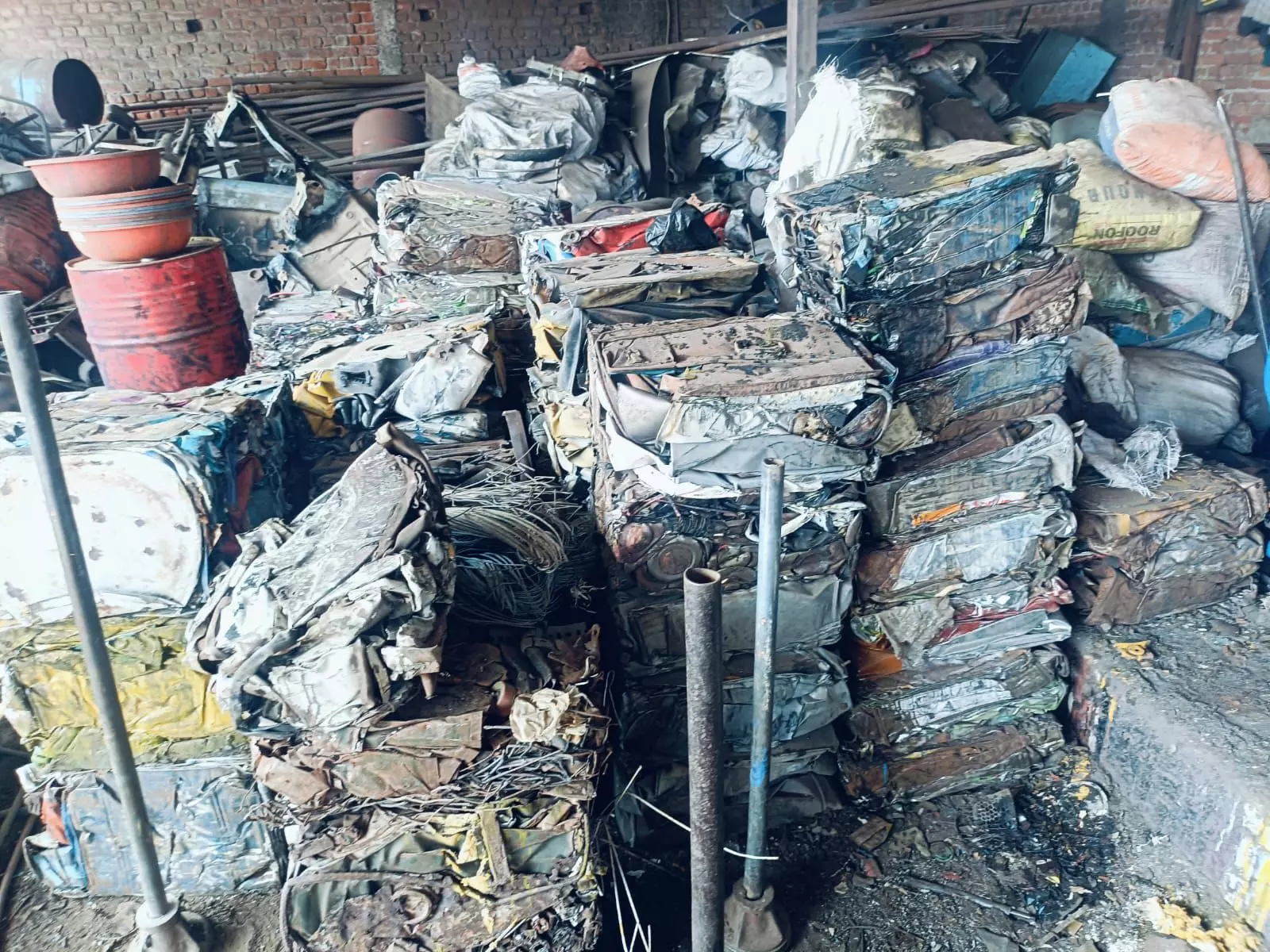 बिलासपुर पुलिस की बड़ी संयुक्त कार्रवाई, तिफरा की कबाड़ी दुकान सील बिलासपुर पुलिस की बड़ी संयुक्त कार्रवाई, तिफरा की कबाड़ी दुकान सील