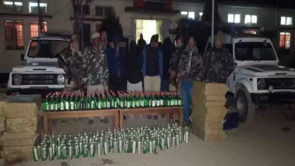 Manipur पुलिस ने अवैध शराब की खेप पकड़ी, काकचिंग में चार गिरफ्तार Manipur पुलिस ने अवैध शराब की खेप पकड़ी, काकचिंग में चार गिरफ्तार