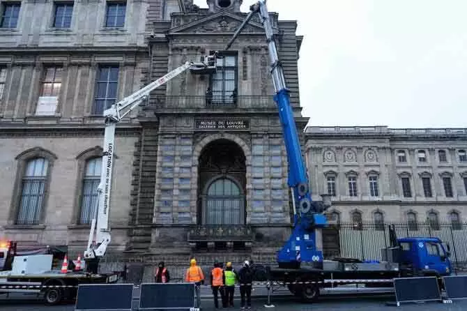 Louvre Museum चोरी: शाही गहनों की तलाश में जुटी फ्रेंच पुलिस Louvre Museum चोरी: शाही गहनों की तलाश में जुटी फ्रेंच पुलिस