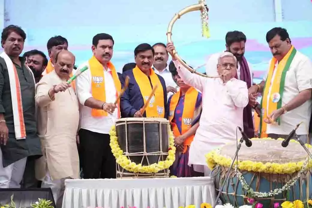 कर्नाटक BJP का प्रदर्शन, बेल्लारी हिंसा पर कार्रवाई की मांग कर्नाटक BJP का प्रदर्शन, बेल्लारी हिंसा पर कार्रवाई की मांग