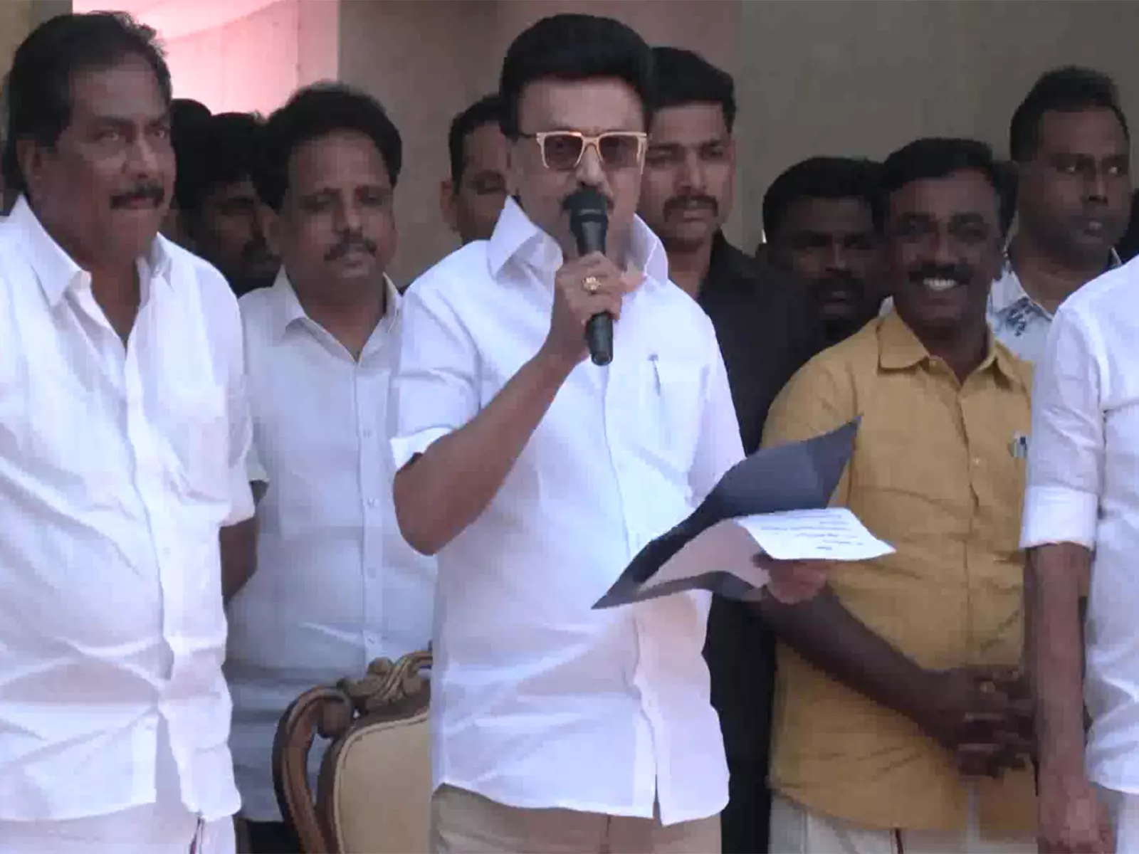 CM ने अलंगनल्लूर कार्यक्रम में जल्लीकट्टू के सर्वश्रेष्ठ बैल-चालक के लिए सरकारी नौकरी की घोषणा की CM ने अलंगनल्लूर कार्यक्रम में जल्लीकट्टू के सर्वश्रेष्ठ बैल-चालक के लिए सरकारी नौकरी की घोषणा की