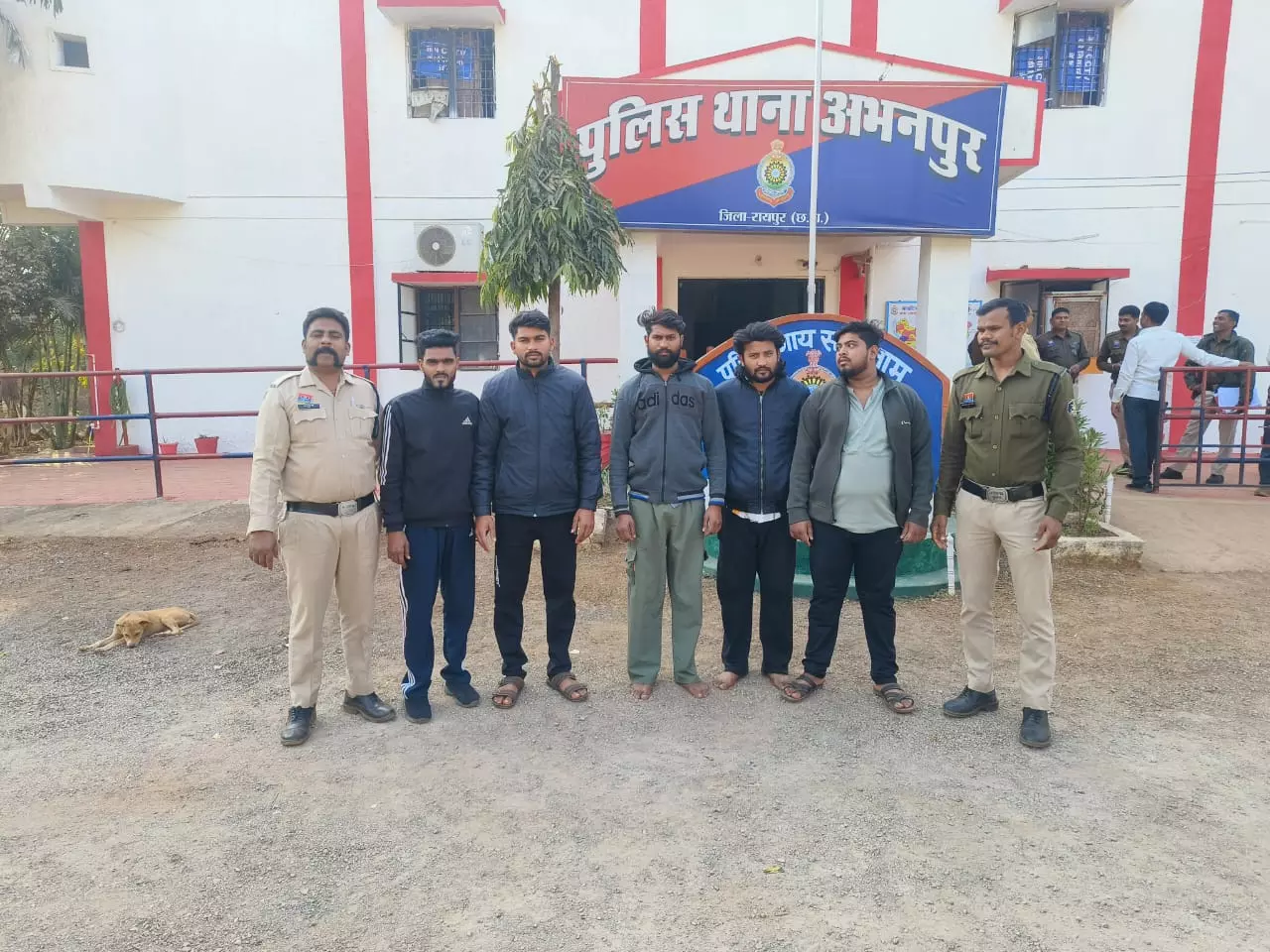 अभनपुर में इनोवा से कुचलकर युवक की हत्या, 5 आरोपी गिरफ्तार अभनपुर में इनोवा से कुचलकर युवक की हत्या, 5 आरोपी गिरफ्तार