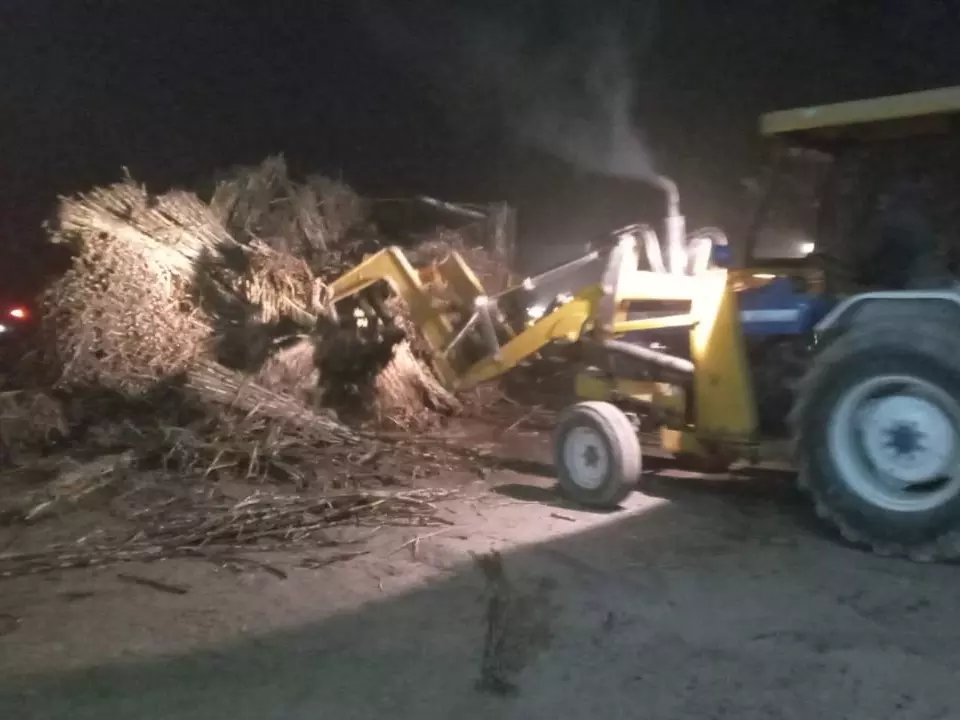 Bareilly: गन्ना लदे वाहन पलटने से दिल्ली हाईवे पर यातायात बाधित Bareilly: गन्ना लदे वाहन पलटने से दिल्ली हाईवे पर यातायात बाधित