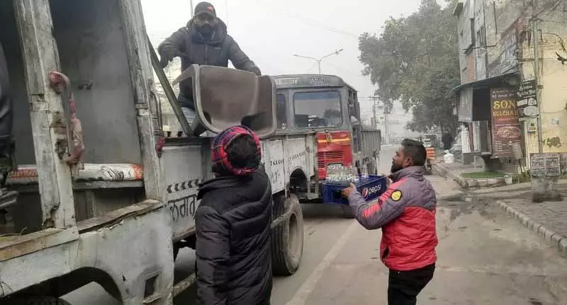कोहरे के बीच MC ने शहर की मुख्य सड़कों से अतिक्रमण हटाया कोहरे के बीच MC ने शहर की मुख्य सड़कों से अतिक्रमण हटाया