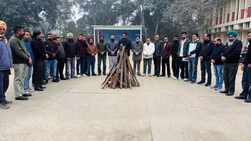 मांगें पूरी नहीं हुईं तो चुनाव का बहिष्कार करेंगे: Ministerial Employees मांगें पूरी नहीं हुईं तो चुनाव का बहिष्कार करेंगे: Ministerial Employees