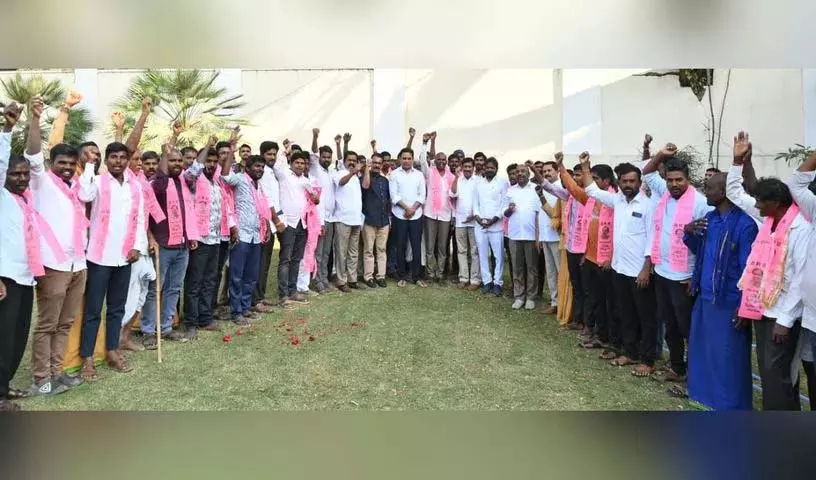 KTR की मौजूदगी में बीआरएस में शामिल हुए कांग्रेस नेता KTR की मौजूदगी में बीआरएस में शामिल हुए कांग्रेस नेता
