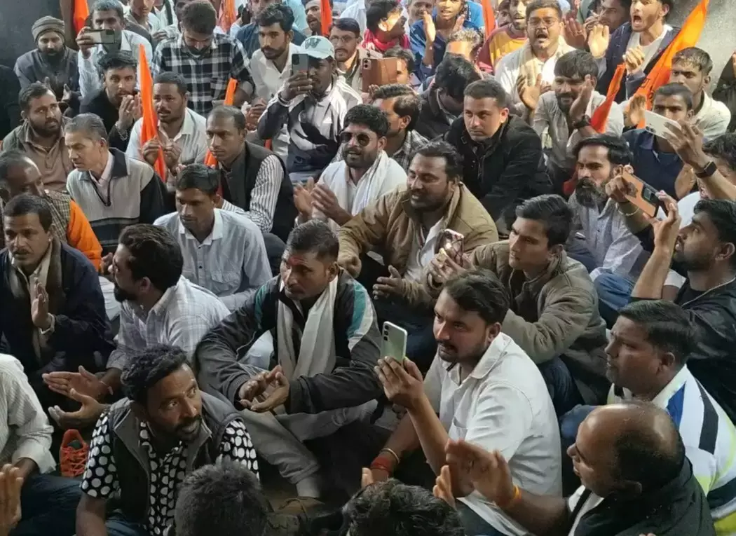 Chittorgarh: सांसद-विधायक की मौजूदगी में भैरूजी मंदिर के पास विरोध प्रदर्शन Chittorgarh: सांसद-विधायक की मौजूदगी में भैरूजी मंदिर के पास विरोध प्रदर्शन