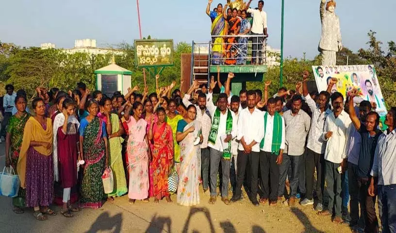 Khammam में आदिवासी ग्रुप ने सरपंच और पति पर अत्याचार का आरोप लगाया Khammam में आदिवासी ग्रुप ने सरपंच और पति पर अत्याचार का आरोप लगाया