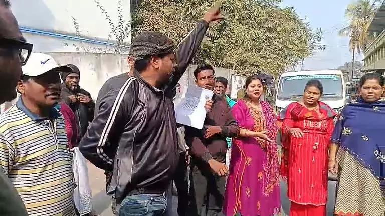 बाबा की जगह दादू शब्द इस्तेमाल होने पर 200 वोटरों ने BLO के घर के बाहर विरोध प्रदर्शन किया बाबा की जगह दादू शब्द इस्तेमाल होने पर 200 वोटरों ने BLO के घर के बाहर विरोध प्रदर्शन किया