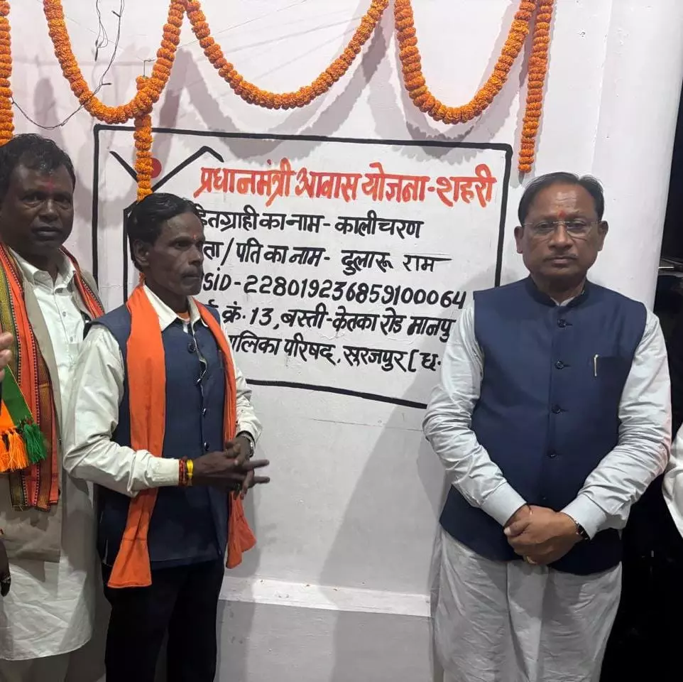 CM साय ने प्रधानमंत्री आवास योजना के हितग्राही के घर पहुंचकर जाना ज़मीनी अनुभव CM साय ने प्रधानमंत्री आवास योजना के हितग्राही के घर पहुंचकर जाना ज़मीनी अनुभव