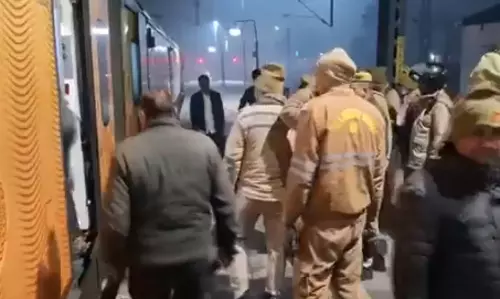 बम धमकी के बाद राजधानी एक्सप्रेस ट्रेन को रोकी गई बम धमकी के बाद राजधानी एक्सप्रेस ट्रेन को रोकी गई