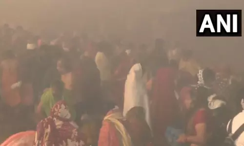 कोहरे और ठंड के बीच श्रद्धालुओं ने मौनी अमावस्या पर सरयू नदी में पवित्र डुबकी लगाई कोहरे और ठंड के बीच श्रद्धालुओं ने मौनी अमावस्या पर सरयू नदी में पवित्र डुबकी लगाई