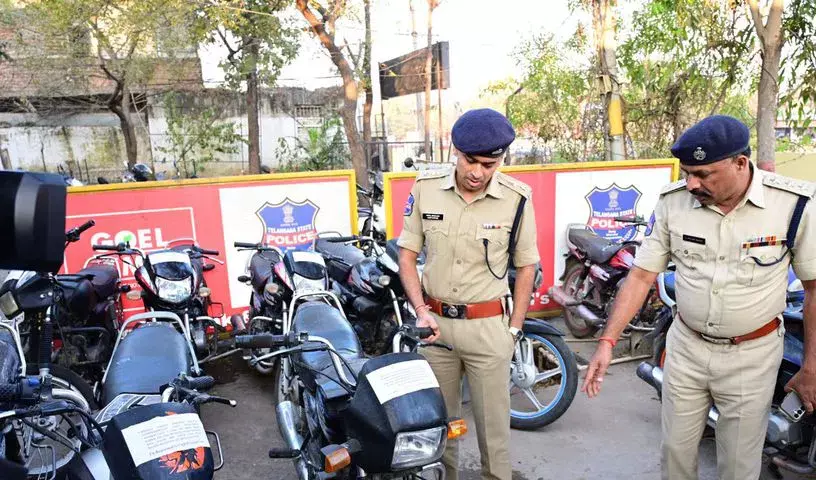 कुख्यात बाइक चोर आदिलाबाद में पकड़ा गया; 12 दोपहिया वाहन जब्त कुख्यात बाइक चोर आदिलाबाद में पकड़ा गया; 12 दोपहिया वाहन जब्त