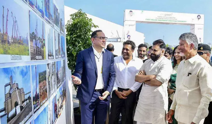 नायडू, पवन कल्याण ने काकीनाडा में 13,000 करोड़ रुपये के ग्रीन फ्यूल प्लांट की नींव रखी नायडू, पवन कल्याण ने काकीनाडा में 13,000 करोड़ रुपये के ग्रीन फ्यूल प्लांट की नींव रखी