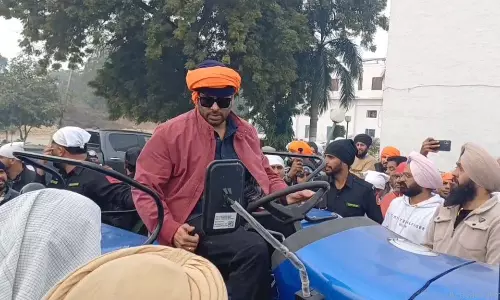 Haryana: सिंगर मनकीरत औलख ने गुरुद्वारे को भेंट किया ट्रैक्टर Haryana: सिंगर मनकीरत औलख ने गुरुद्वारे को भेंट किया ट्रैक्टर