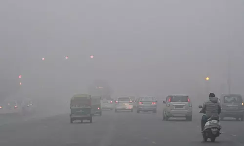 दिल्ली पर ठंड-कोहरे का डबल अटैक, AQI गंभीर स्तर पर दिल्ली पर ठंड-कोहरे का डबल अटैक, AQI गंभीर स्तर पर