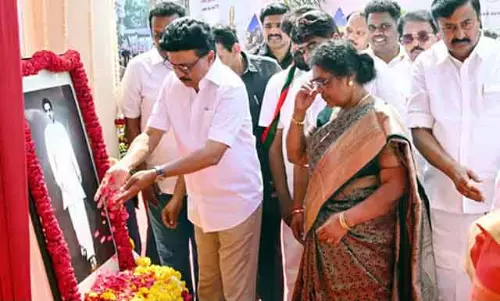 CM ने परमकुडी में इमानुवेल सेकरन मणिमंडपम का उद्घाटन किया CM ने परमकुडी में इमानुवेल सेकरन मणिमंडपम का उद्घाटन किया