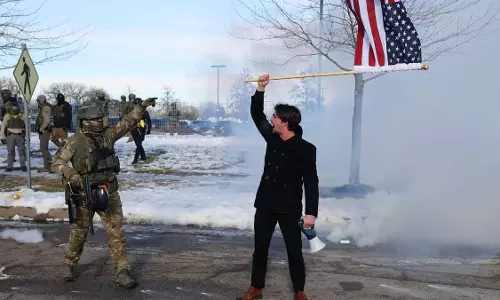 Minneapolis: इमिग्रेशन कार्रवाई में ICE के समर्थक और विरोधी प्रदर्शनकारी आमने-सामने