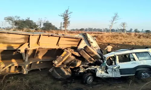 स्कॉर्पियो और ट्रेलर के बीच भिड़ंत, 6 लोग गंभीर रूप से घायल