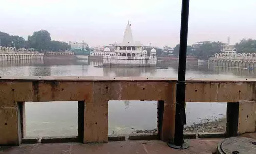 Hisar जींद के रानी तालाब में तालाब के चारों ओर टूटी ग्रिल से आने वालों को खतरा Hisar जींद के रानी तालाब में तालाब के चारों ओर टूटी ग्रिल से आने वालों को खतरा