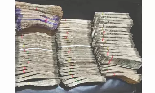 Odisha में ऑपरेशन गोरक्षा: छापेमारी के दौरान 1.52 करोड़ नकद, 1 किलो सोना जब्त Odisha में ऑपरेशन गोरक्षा: छापेमारी के दौरान 1.52 करोड़ नकद, 1 किलो सोना जब्त