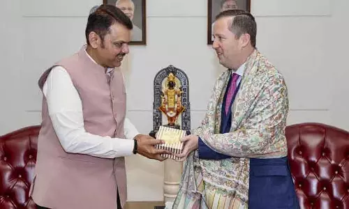 महाराष्ट्र के CM और US दूत गोर ने निवेश और व्यापारिक संबंधों को बढ़ाने पर चर्चा की