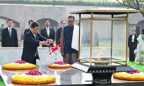 भारत दौरे पर आए जापानी विदेश मंत्री मोतेगी ने राजघाट पर श्रद्धांजलि दी भारत दौरे पर आए जापानी विदेश मंत्री मोतेगी ने राजघाट पर श्रद्धांजलि दी