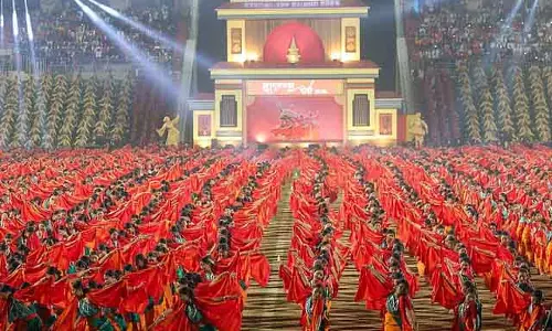 Guwahati में 10,000 बोडो डांसर्स का रिकॉर्ड बटरफ्लाई डांस परफॉर्मेंस देखें - वीडियो Guwahati में 10,000 बोडो डांसर्स का रिकॉर्ड बटरफ्लाई डांस परफॉर्मेंस देखें - वीडियो