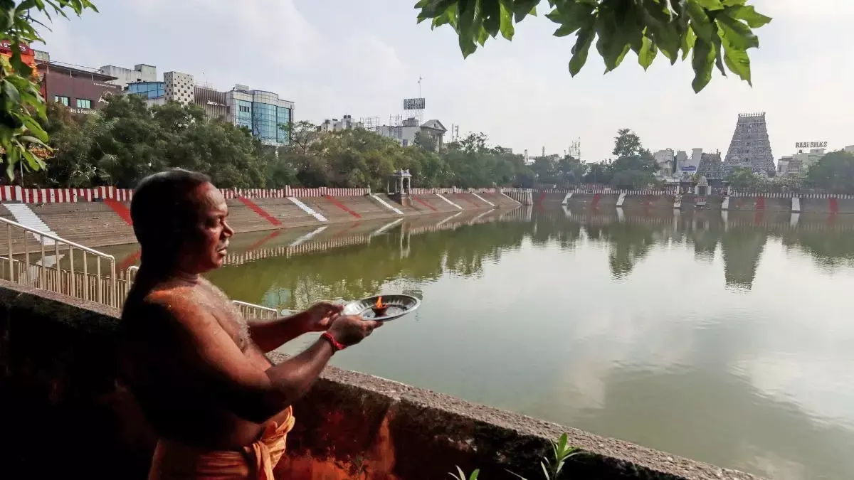 Rameswaram: थाई अमावस्या पर भक्तों ने रामेश्वरम के अग्नितीर्थम सागर में श्रद्धांजलि दी