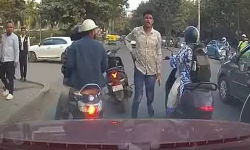 ओवरटेकिंग को लेकर झगड़ा: Biker ने बीच सड़क पर कपल को जानलेवा हथियार से धमकाया