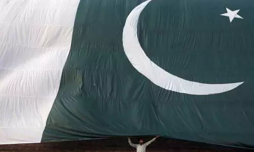 Pakistan: कराची के गुल प्लाजा मॉल में भीषण आग लगने से तीन लोगों की मौत