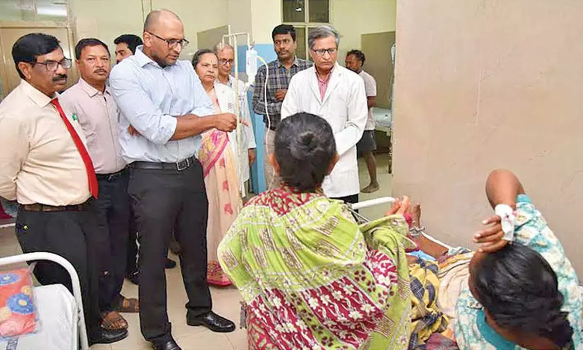 कलेक्टर ने KGH में गलती करने वाले सैनिटेशन वर्कर के खिलाफ कार्रवाई की