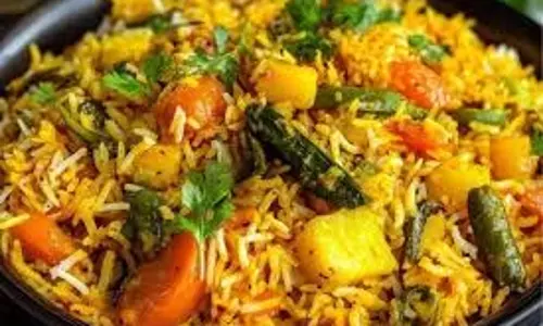 Veg Biryani Recipe  : इस आसान रेसिपी से कुकर में बनाएं होटल जैसी वेज बिरयानी