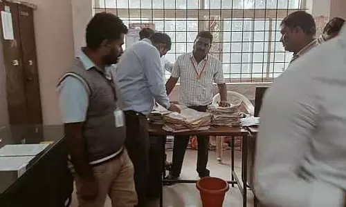 Karnataka : फर्जी दस्तावेज बनाकर सरकारी जमीन हड़पने का मामला 6 अधिकारी सस्पेंड Karnataka : फर्जी दस्तावेज बनाकर सरकारी जमीन हड़पने का मामला 6 अधिकारी सस्पेंड