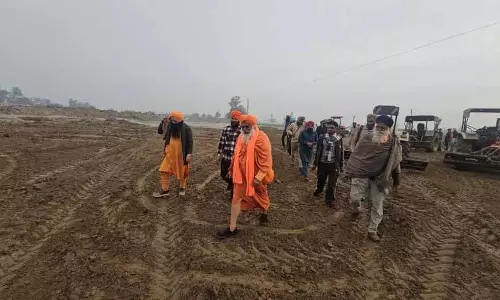 MP Seechewal ने बाढ़ प्रभावित बाऊपुरा मंडी में ज़मीन समतल करने का काम शुरू किया MP Seechewal ने बाढ़ प्रभावित बाऊपुरा मंडी में ज़मीन समतल करने का काम शुरू किया