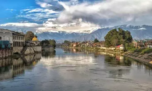 Kulgam का वेशो नाला, झेलम की सहायक नदी, पूरी तरह सूखा Kulgam का वेशो नाला, झेलम की सहायक नदी, पूरी तरह सूखा
