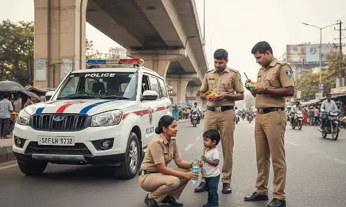 Bengaluru : पुलिस ने 2 साल के बच्चे को उसके माता-पिता के पास वापस भेजा