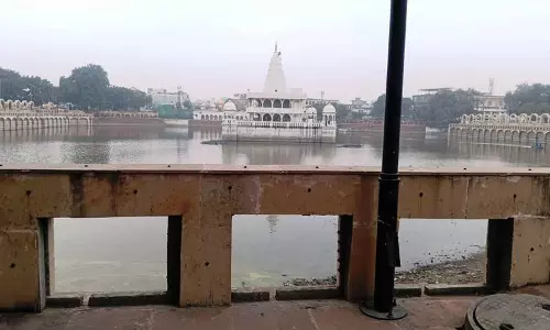 जींद के रानी Talab में तालाब के चारों ओर टूटी ग्रिल से आने वालों को खतरा