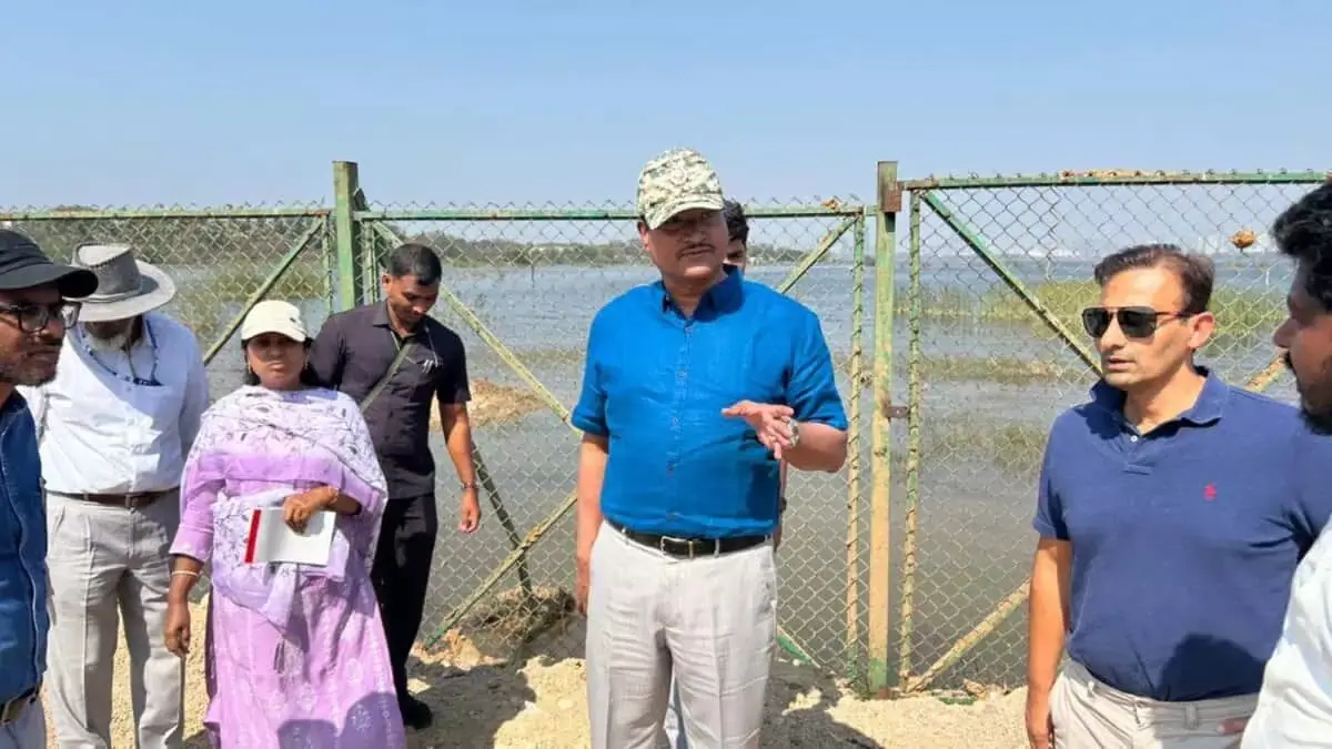 HYDRAA प्रमुख ने हैदराबाद की झीलों के पास कंस्ट्रक्शन वेस्ट को चिन्हित किया