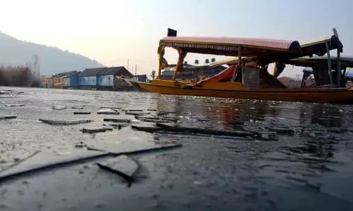 Kashmir में शून्य से नीचे की रातों में सर्दी